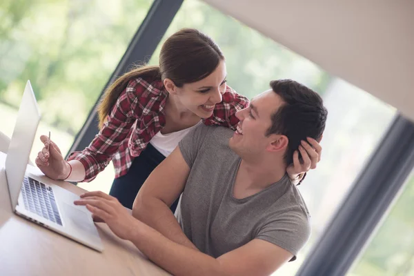 Glada unga par att köpa online — Stockfoto