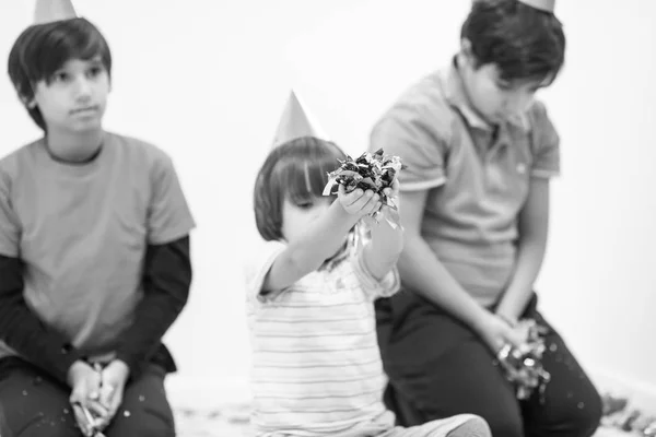 Niños soplando confeti — Foto de Stock