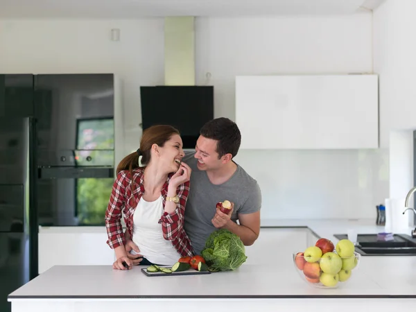 Joven pareja guapa en la cocina — Foto de Stock