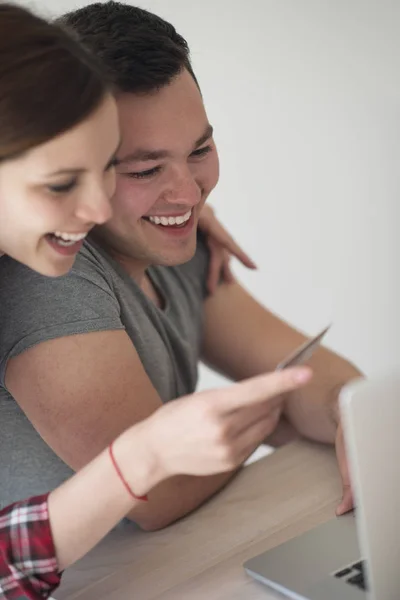 Szczęśliwa para młodych, zakupy przez Internet — Zdjęcie stockowe