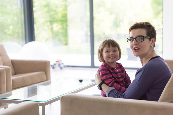 Madre e carina bambina godendo il loro tempo libero — Foto Stock