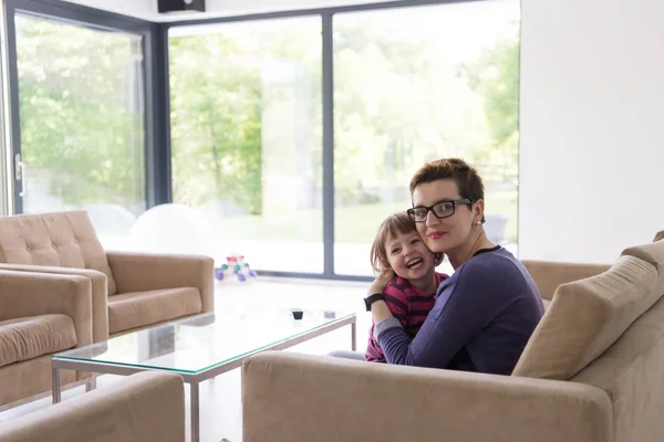 Moeder en schattig klein meisje genieten van hun vrije tijd — Stockfoto