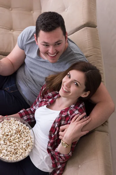 Jovem casal desfrutando de tempo livre — Fotografia de Stock