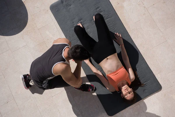 Femme avec entraîneur personnel faisant des exercices de yoga du matin top vie — Photo