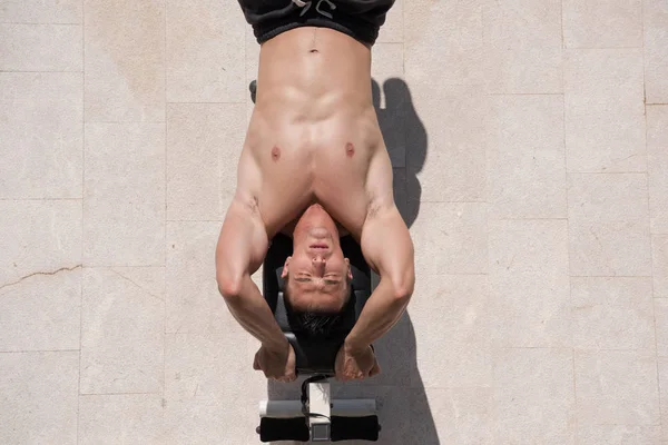 Homem fazendo exercícios matinais — Fotografia de Stock