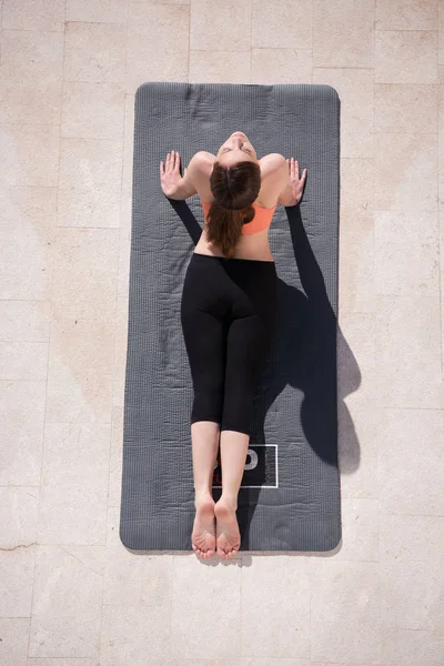 Nő, reggel jóga gyakorlatok, felülnézet — Stock Fotó