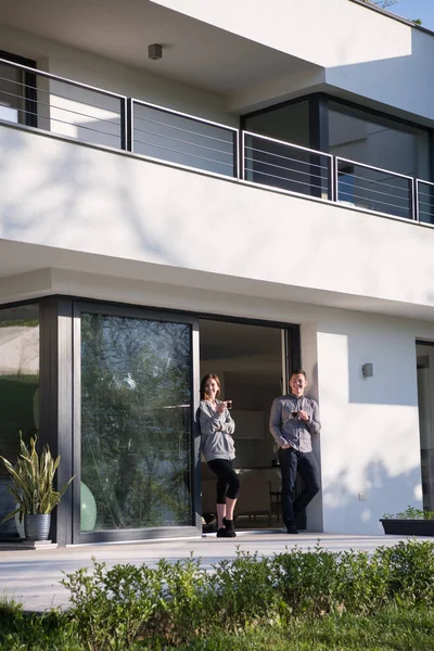 Coppia godendo sulla porta della loro villa di lusso a casa — Foto Stock