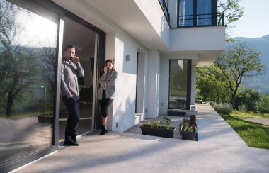 Çift lüks villalarının kapısında eğleniyor.