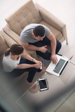 mutlu genç çift online satın alma