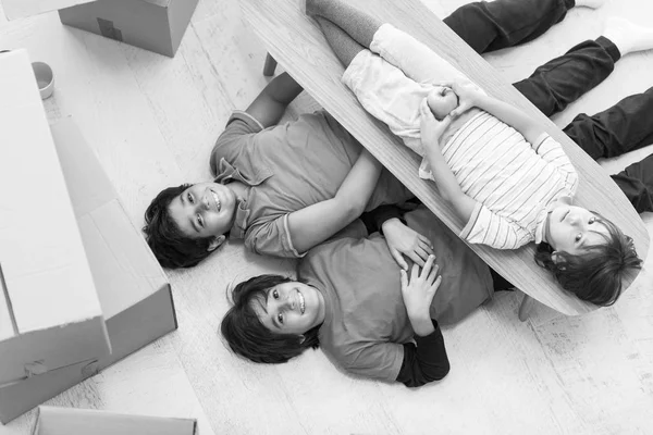Meninos com caixas de papelão em torno deles vista superior — Fotografia de Stock