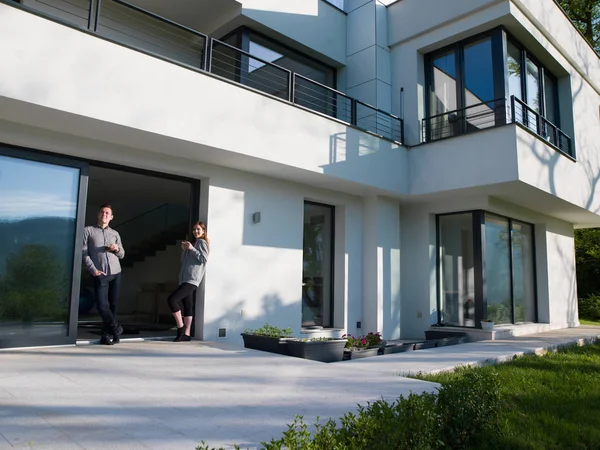 Koppel genieten op de deur van hun luxe huis villa — Stockfoto