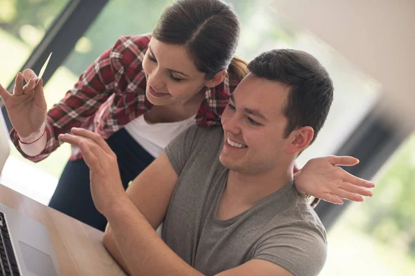 Glada unga par att köpa online — Stockfoto