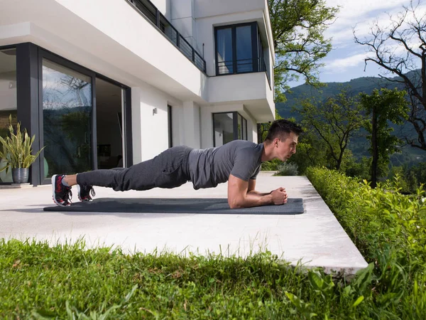 Homme faisant des exercices de yoga matin — Photo