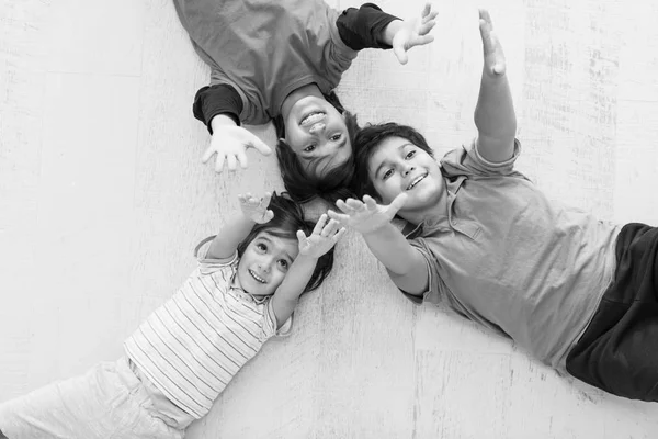 Meninos se divertindo no chão — Fotografia de Stock