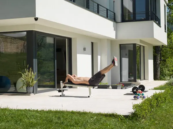 Homem fazendo exercícios matinais — Fotografia de Stock