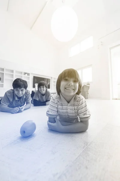 Мальчики веселятся с яблоком на полу — стоковое фото