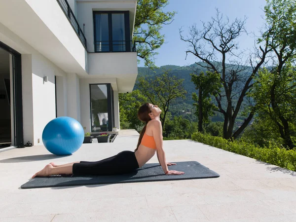 Femme faisant des exercices de yoga matin — Photo