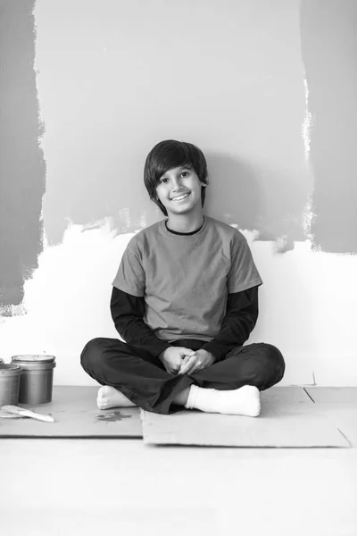 Genç çocuk ressam duvar boyama sonra dinlenme — Stok fotoğraf