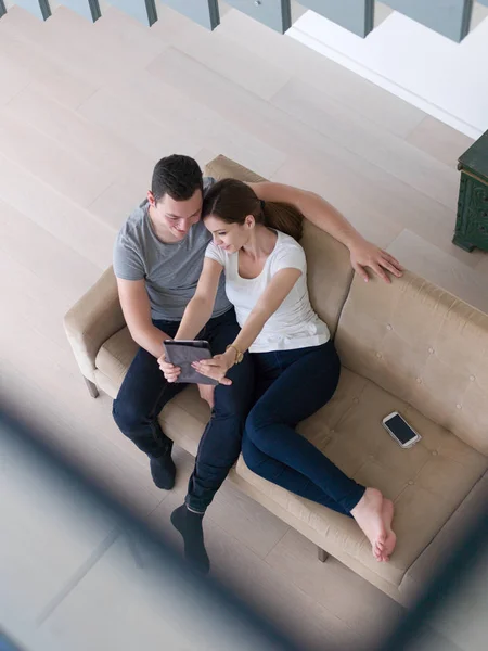 Casal relaxante em casa com computadores tablet — Fotografia de Stock