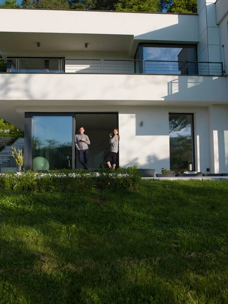 Casal desfrutando na porta de sua casa de luxo villa — Fotografia de Stock