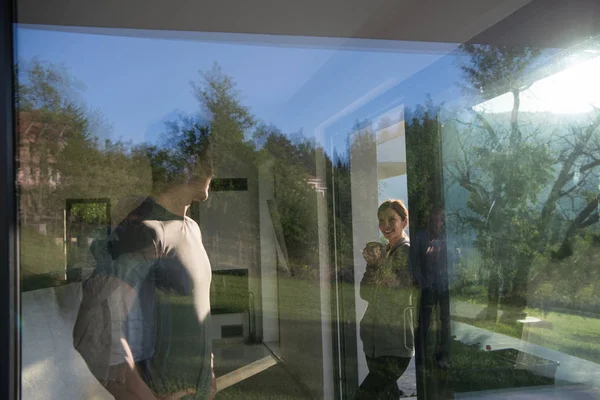 Coppia godendo sulla porta della loro villa di lusso a casa — Foto Stock