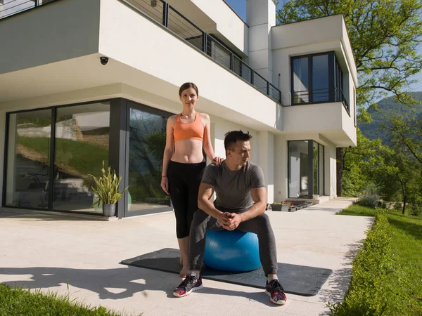 Donna e personal trainer fare esercizio con pilates palla — Foto Stock