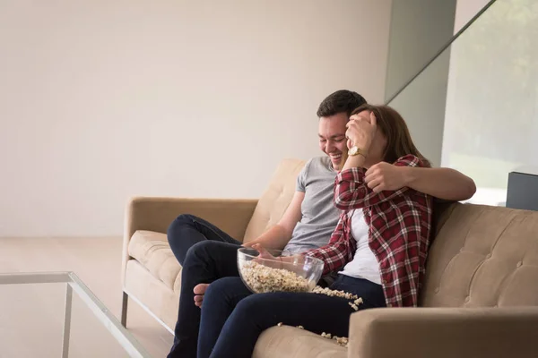 Jovem casal desfrutando de tempo livre — Fotografia de Stock