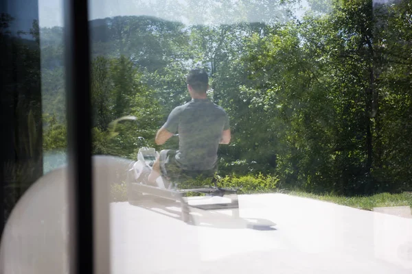 Mann macht Morgenübungen — Stockfoto