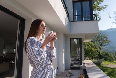 sabah kahve zevk Bornozlu kadın