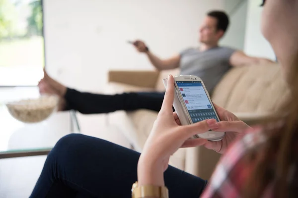 Pareja joven disfrutando del tiempo libre — Foto de Stock