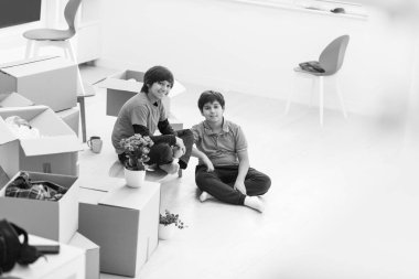 çocuklar çevrelerindeki karton kutular ile