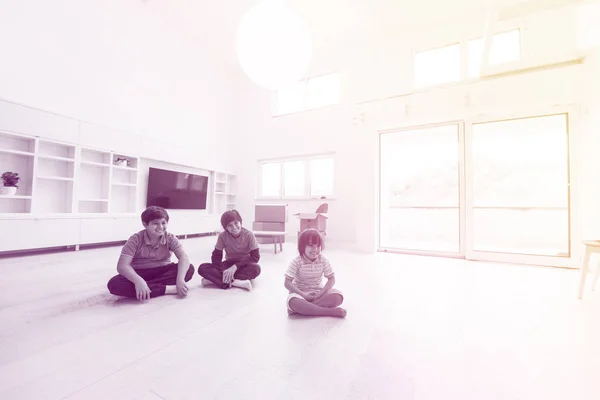 Νεαρά αγόρια διασκεδάζοντας στο πάτωμα — Φωτογραφία Αρχείου