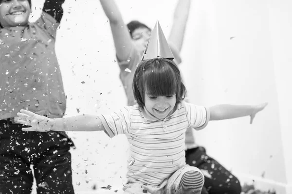 Crianças soprando confete — Fotografia de Stock