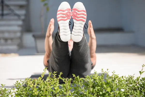 Człowiek robi poranne ćwiczenia jogi — Zdjęcie stockowe