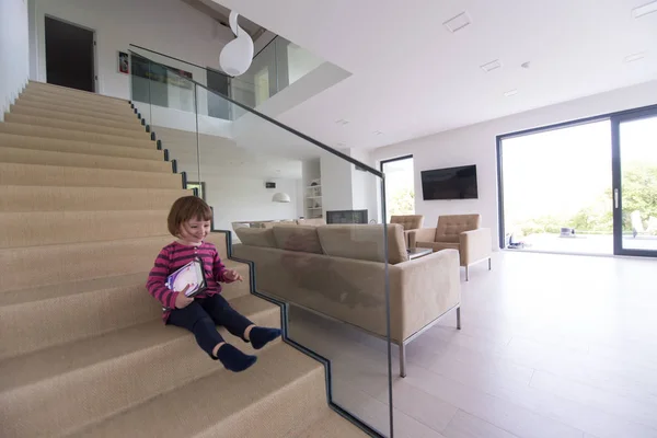 Mała dziewczynka Ładna, ciesząc się na schodach — Zdjęcie stockowe