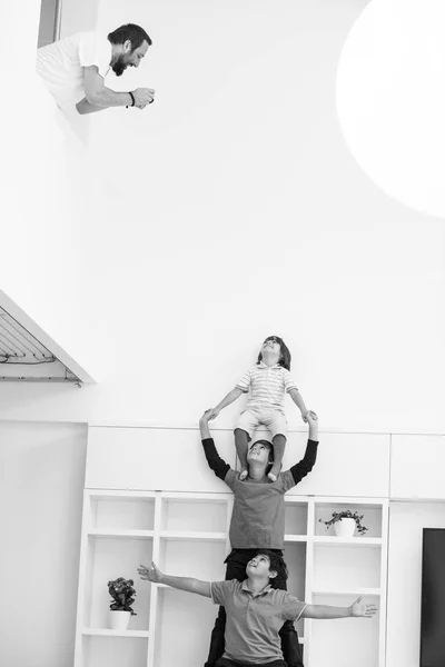 Jovem meninos posando linha até piggyback — Fotografia de Stock