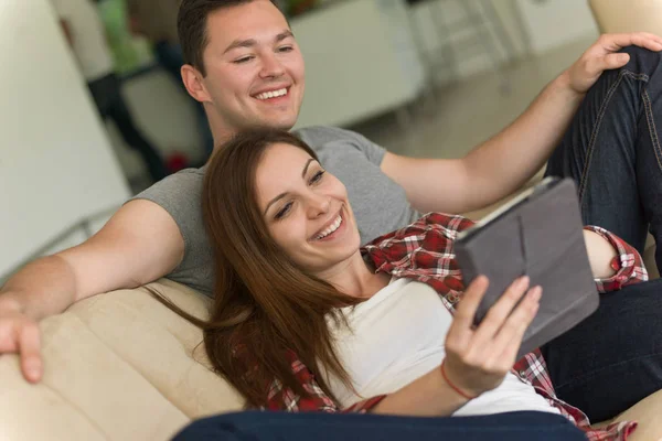 Ζευγάρι χαλαρά στο σπίτι με υπολογιστές tablet — Φωτογραφία Αρχείου