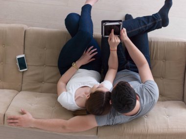 evde tablet bilgisayarlar ile rahatlatıcı Çift