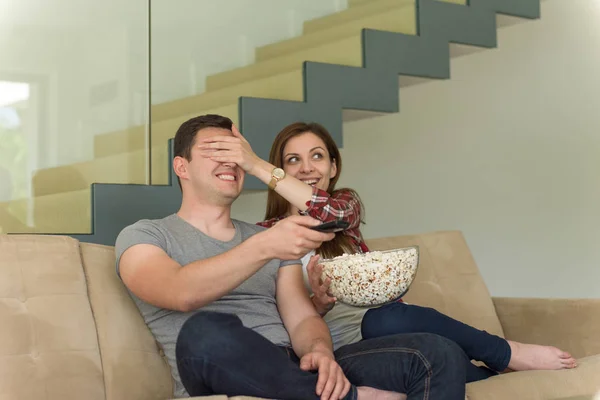 Jovem casal desfrutando de tempo livre — Fotografia de Stock