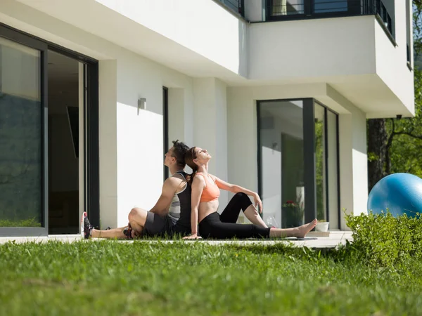 Sabah yoga yaparken kişisel antrenör kadınla egzersizleri — Stok fotoğraf