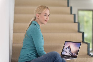 merdivenlerde genç güzel bir kadın portresi