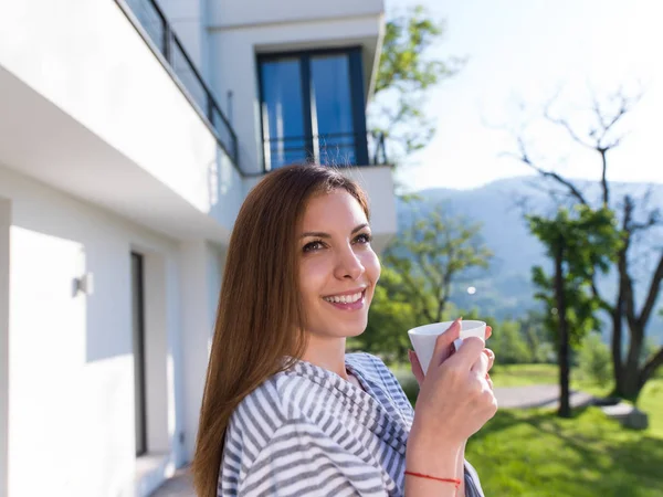 Kvinna i en morgonrock som du njuter av morgonkaffet — Stockfoto