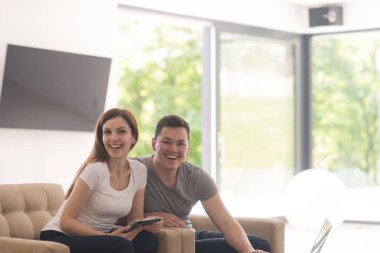 evde rahatlatıcı tablet ve dizüstü bilgisayarlar ile Çift