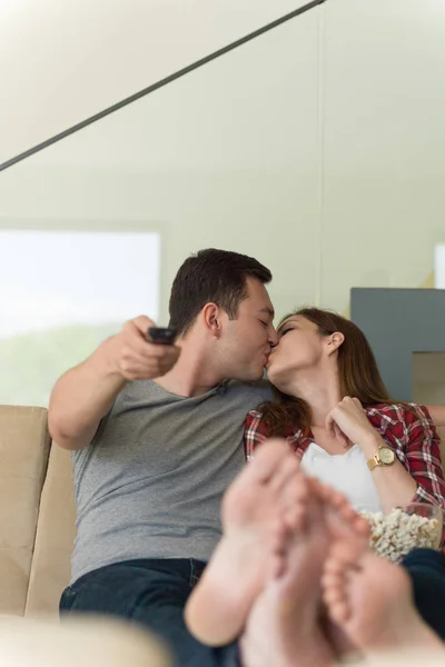 Jovem casal desfrutando de tempo livre — Fotografia de Stock