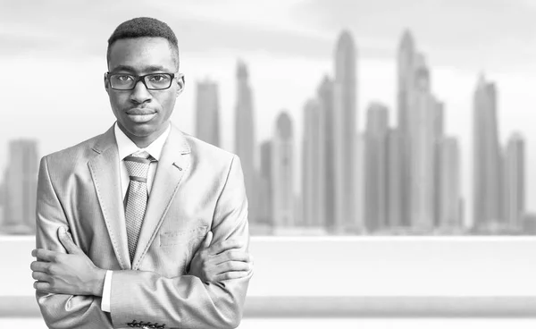 Joven hombre de negocios negro frente a la gran ciudad —  Fotos de Stock