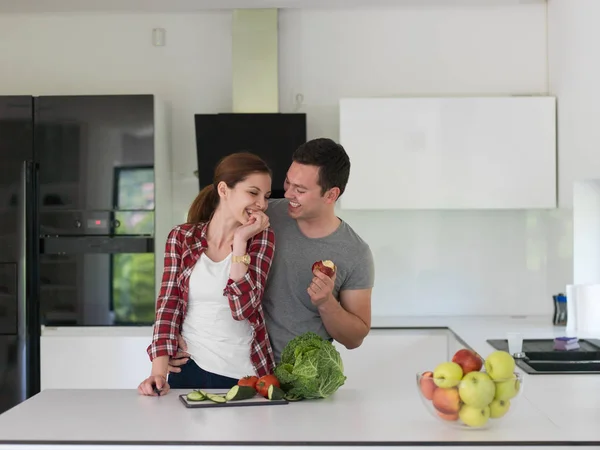 Jeune couple dans la cuisine — Photo