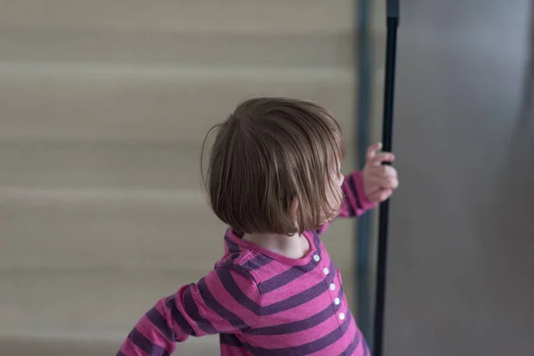 Pequeña linda chica disfrutando en las escaleras — Foto de Stock