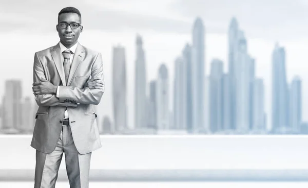 Jonge zwarte zakenman tegenover de grote stad — Stockfoto