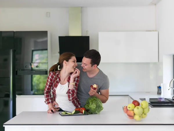 Молодая пара на кухне — стоковое фото