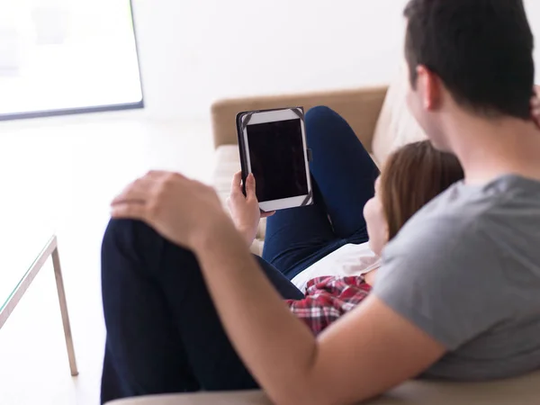 Pareja relajante en casa con tabletas —  Fotos de Stock